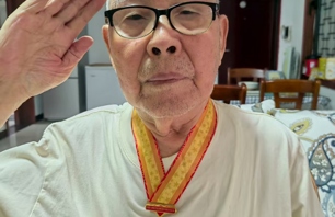离退处走访慰问抗战老战士王东垣同志并发放纪念章