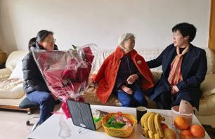 春风送暖意，真情敬桑榆——离退休工作处开展“三八”节走访慰问活动