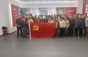 银发初心忆峥嵘  敬老情暖踏新程 　　　——离退休工作处组织离退休党员赴淮海战役华东野战军指挥部旧址开展主题党日活动